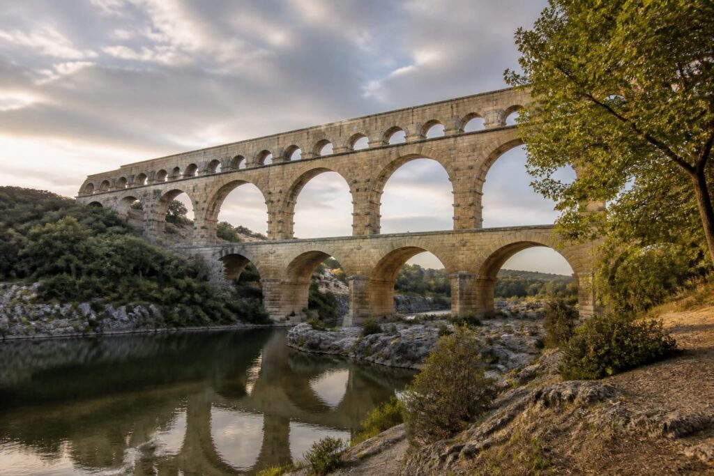découvrez comment visiter le pont du gard sans la foule grâce à nos conseils pratiques, horaires d'ouverture et informations sur les billets pour une expérience unique et agréable.