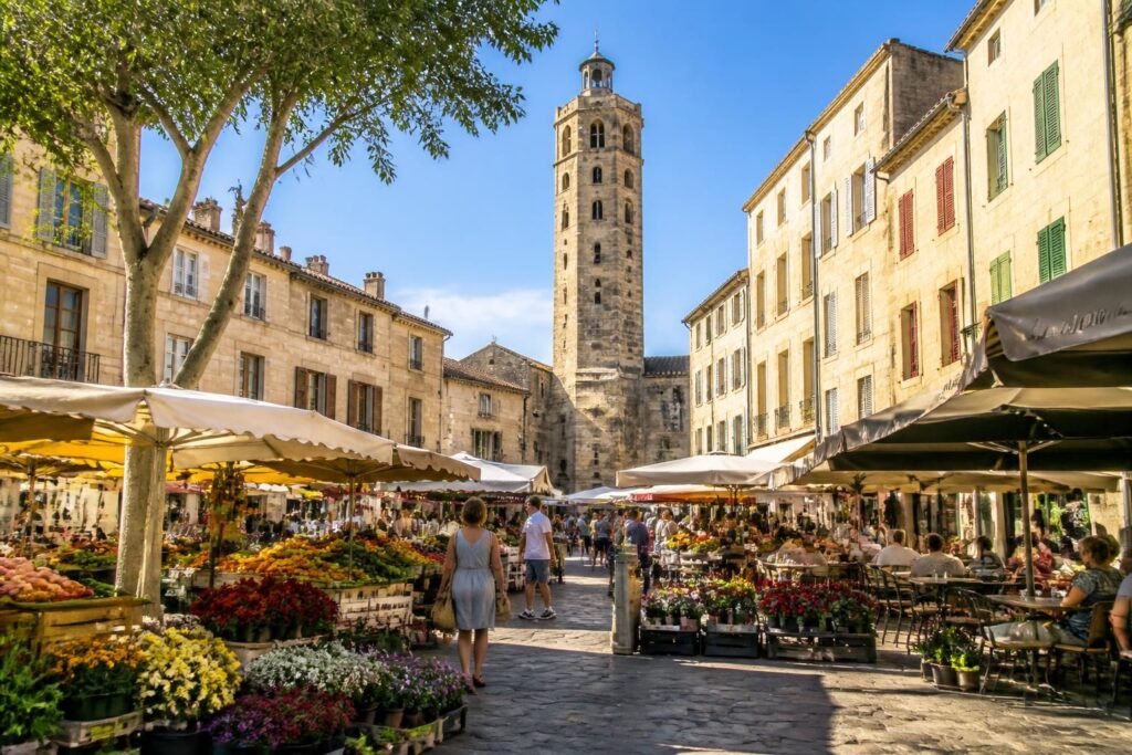 découvrez uzès, premier duché de france, et explorez ses sites incontournables en une journée : patrimoine historique, charmantes ruelles, et paysages pittoresques.