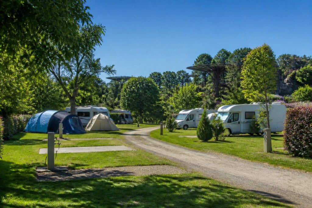 découvrez les meilleures options de camping et aires pour camping-car à angers, à proximité du parc terra botanica. profitez d'un séjour nature et détente près des attractions locales.